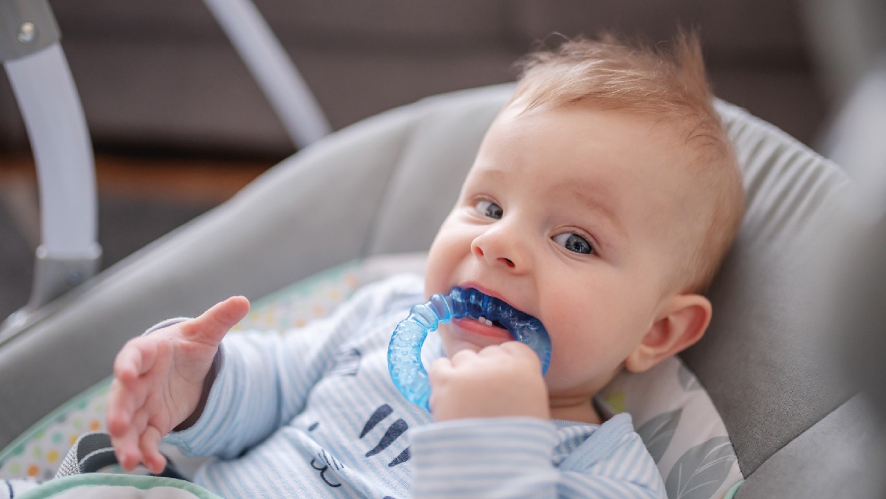 Как помочь ребенку при прорезывании зубов?
